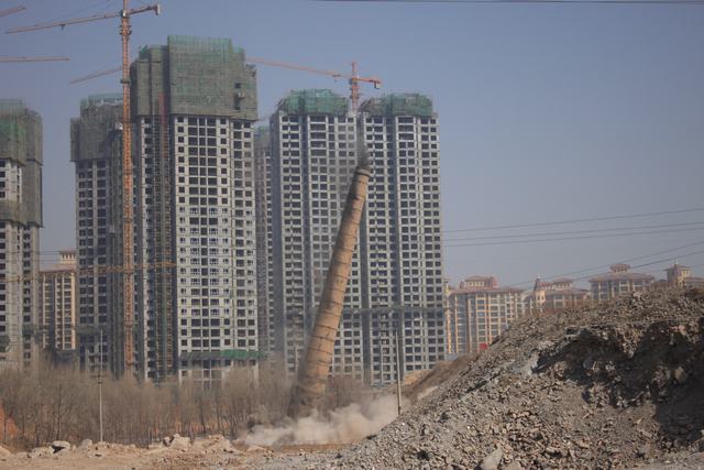 青海3044am永利集团爆破技术服务有限公司51米烟囱拆除爆破工程圆满成功