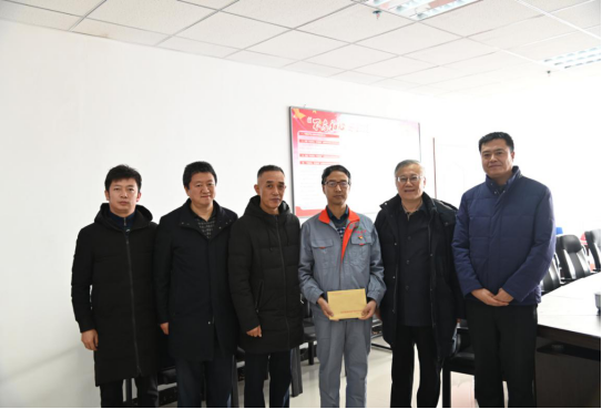 走访慰问专家人才，，，，，，，，为人才创新营造良好的环境